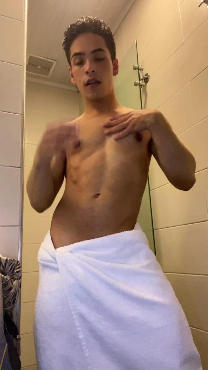 aodaboy: Сексуальний джентльмен у душовій залі