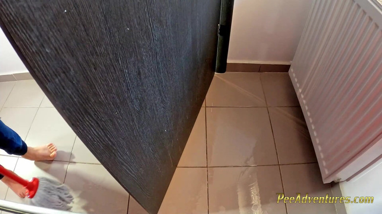 Pee Adventures: Accidente de Pipi mientras cocinaba la cena