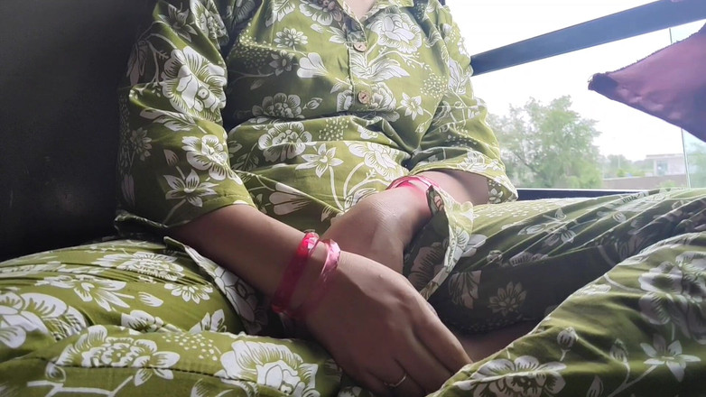 Khushboobhabi: Uma indiana estava indo a algum lugar sozinha no ônibus, eu...
