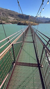 Fetiche por pés ao ar livre na ponte