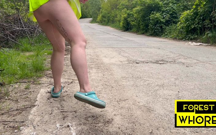 Forest-Whore: Varken 6 vernedert zichzelf in het bos en eet vuil