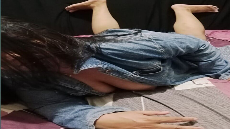 Ayuningsih: Artista di celebrità si masturba con la macchina fotografica