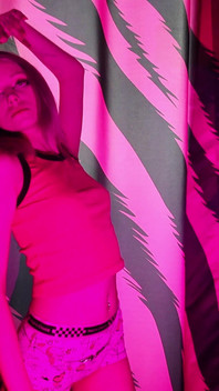 Striptease med små bröst och rakad fitta!