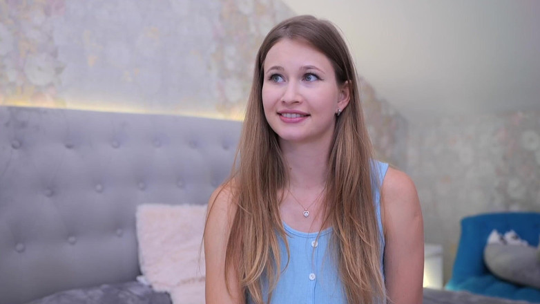 Stella Cardo: Çoraplı güzellik bacaklarını açtı