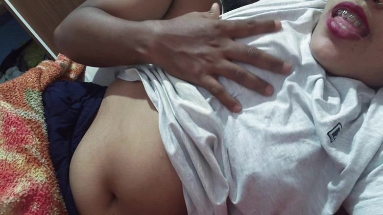 Sona bhabhi: Chica india tetona presionando por su novio en casa