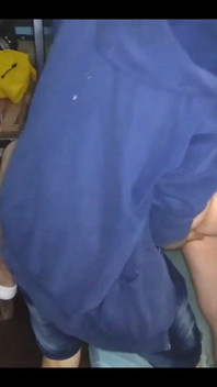 Brincando com sua bunda e executando o fio amarelo enquanto está em pé no colchão