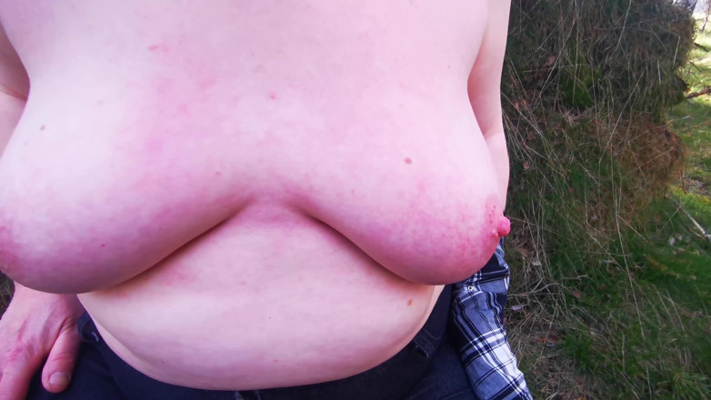 Bouncy Tits Action: Titslapping yang gembira di dalam hutan dan tempat letak kereta