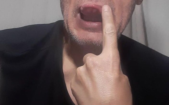 Big uncut hard cock: 私の口と私の舌で温かくロマンチックな愛情のこもったキスを一緒にしましょう。