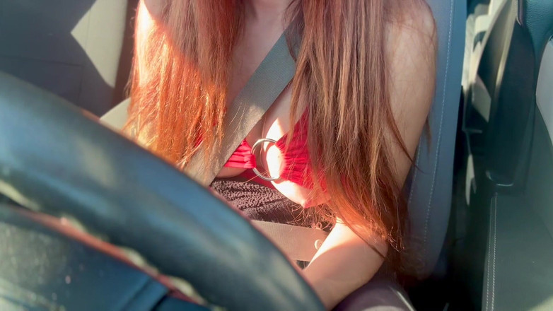 Artemisia Love: 이탈리아 거유 밀프 섹시한 자동차 타기 거유 발정난 젖꼭지 깜박임