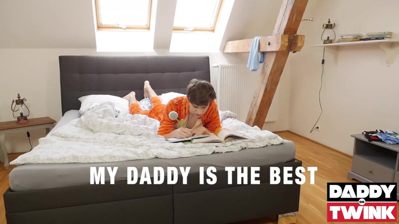 Daddy On Twink: Вітчим на твінку м'язистий ділф Кріс Денні Сир розводить твінка Кертіса Кемерона