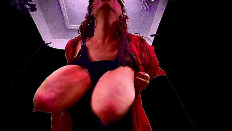 VeeVee Vixen: Auto chupando y temblando tetas