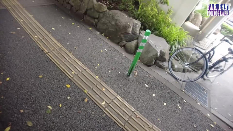 Far East pornography: Un cream-kiss passeggia con un boccone che stuzzica ed assapora...