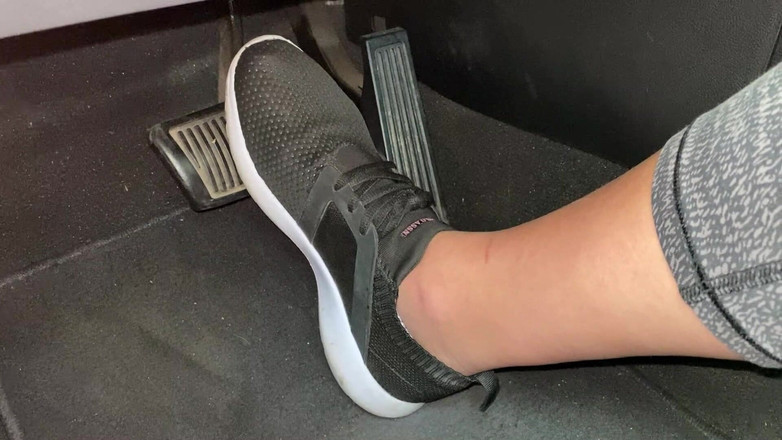 footivities: Pedalando Bombeando Em Tênis Por Ivys Feet