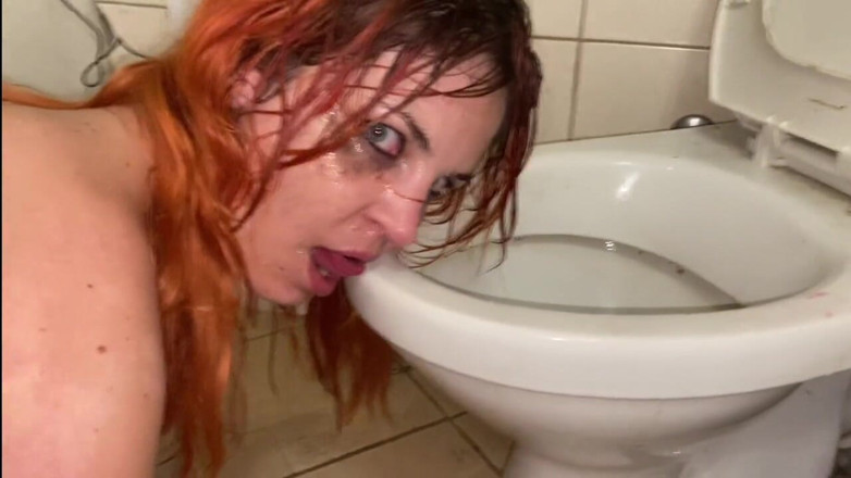 Elena917: Umiliazione puttana in bagno