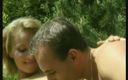 VintageXMovies: Gorąca blondynka MILF ma 2 kutasy do wyboru