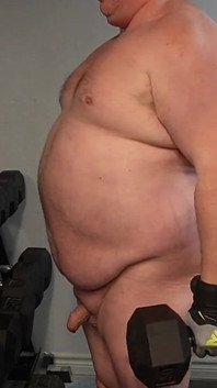 Medvěd s svalnatým chubem cvičí