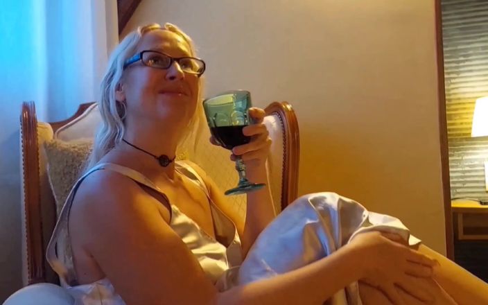 Selena701: Amateur Blonde Mature Wife Enjoys Daily Sex