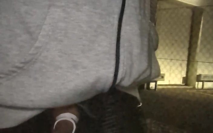 kinkygaynudist: Homem gay sai e mostra seu pau