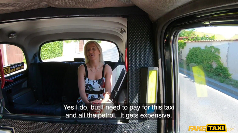 Fake Taxi: Fałszywa taksówka - Emily Bright jest tak miła i ciasna, że może...