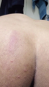 Ragazzo caldo si scopa il suo culo grosso con un grosso dildo