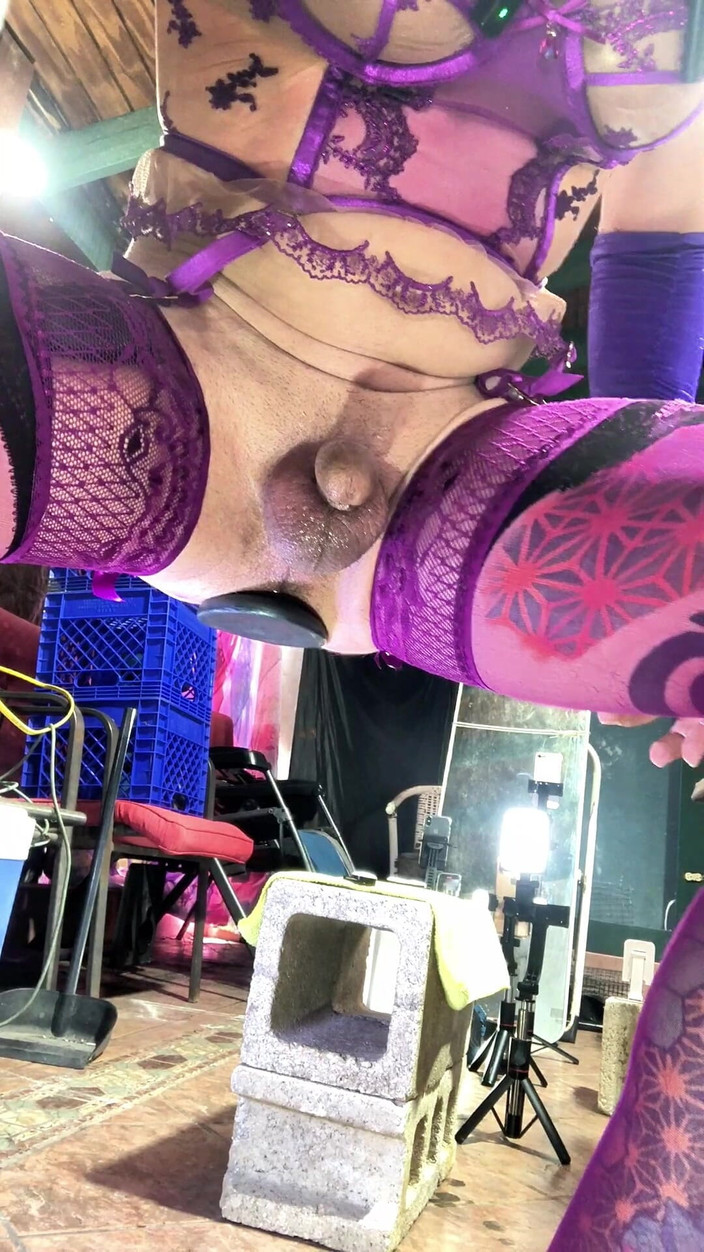 Benito414: 紫色のランジェリー姿のセクシーなシーメールが彼の尻にボトルを挿入している