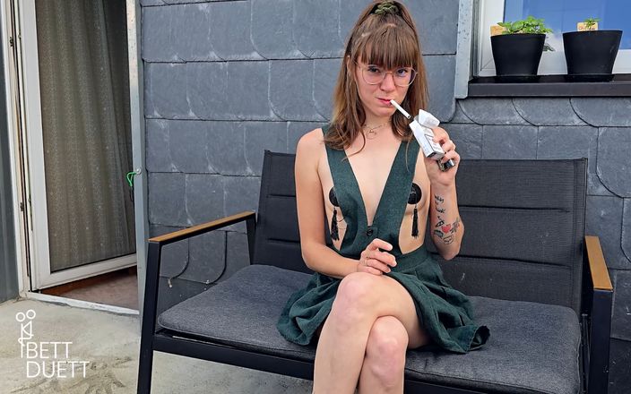 BettDuett: Premier squirt en plein air enfumé !