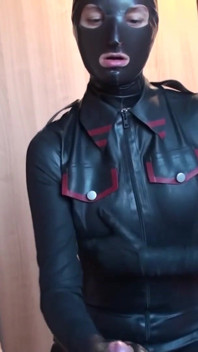 Latex danielle gioca in costume in lattice con il suo cazzo