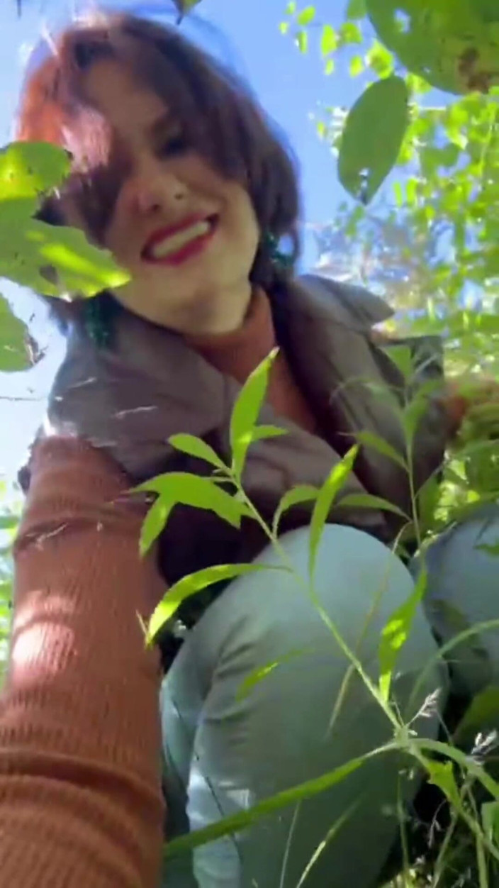 ANGELA_LADY: Am vrut să mă piș și m-am dus în pădure, și acolo pizda...