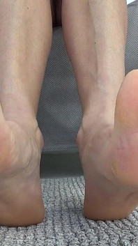 Ich Pinkle Auf Meine Beine in Farbigen Strümpfen