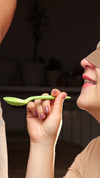 Cucchiaio di sperma per le labbra amate.