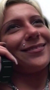 Chicas rubias se bucean profundamente en lamiendo coño, locura en trío