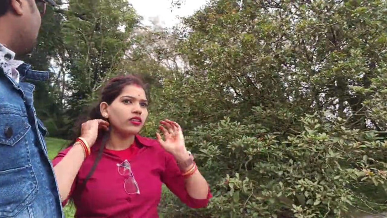 Sona bhabhi: インドのデシの女の子のキスシーンと森のボーイフレンドによるおっぱいプレス