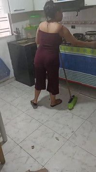 Mluvím s mojí ženou při úklidu domu, žádám ji, aby mi sála péro, a situace skončí komicky