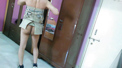 Cute & Nude Crossdresser: Roztomilý crossdresser Sweet Lízátko v džínové sukni se svléká nahá.
