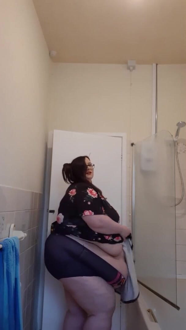 SSBBWLadyBrads: 샤워하기 전에 괴롭히는 SSBBW