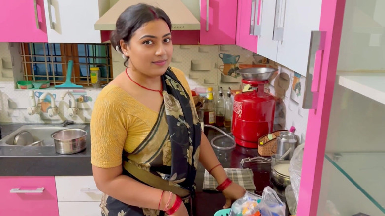 Hotty_ragini: Ibu tiriku yang cantik lagi masak di dapur, ayah tiri...