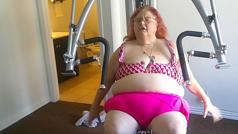 BBW nurse Vicki adventures with friends: Grande Enfermeira Linda Vicki Está Se Exercitando Na Academia Parte 1