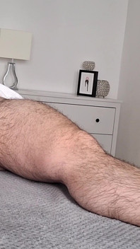 Massage à FTM. Un homme à la chatte vaginale se fait lécher avec un préservatif