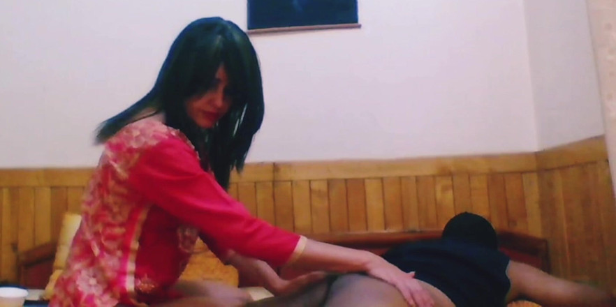 Bolly Karma: Ragazza timida sensualmente e appassionatamente muovendo le mani su di...