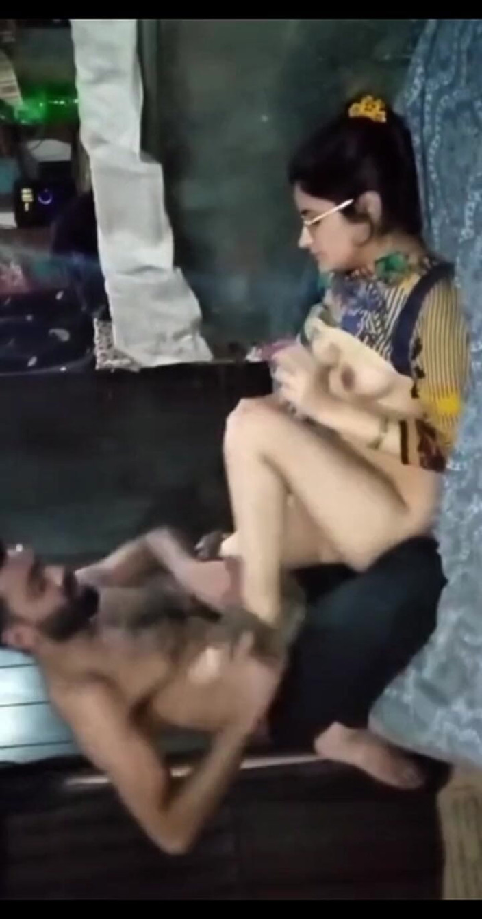 Dasi couple: mere dost sundar patni ghar par akele main dost ki...