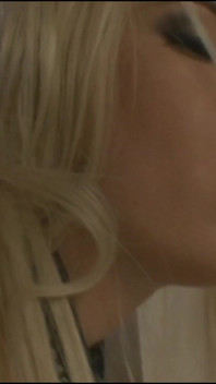 Niesamowita blondynka uwielbia twardego kutasa w swoim tinny anal