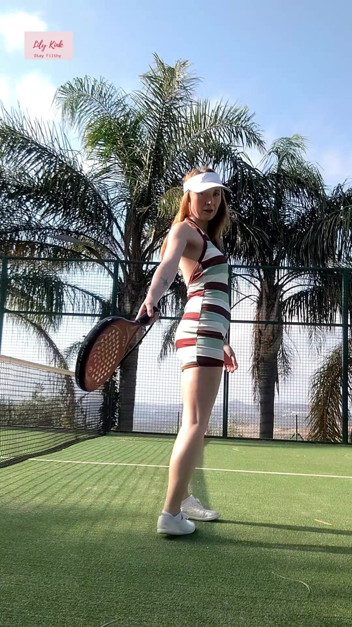 Lily kink: POV Una MILF Troia Che Siede Sul Campo Da Tennis...