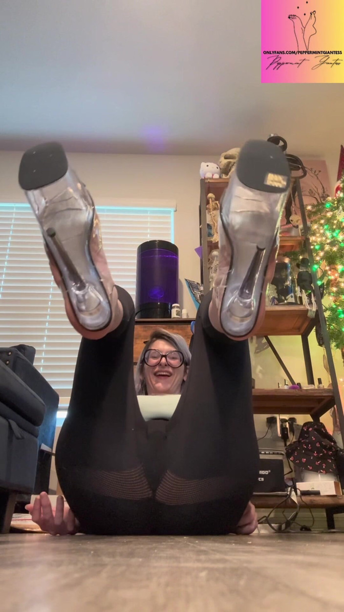 Peppermint Giantess: Haciendo tacones de 8 pulgadas de talla 14 ajuste tamaño 16 pies