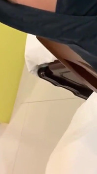 Minyon beyaz kız memeli sert tokatlıyor ve teşekkür ettiğini söylüyor.