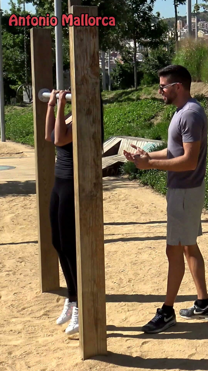 Antonio Mallorca: Futând o femeie latino sexy într-un parc public