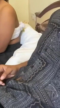 Adik tiri India saya berada di dalam biliknya bersendirian dan saya masuk untuk mengongkeknya