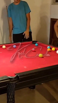 Las chicas calientes querían aprender a jugar a la piscina y terminaron recibiendo una polla