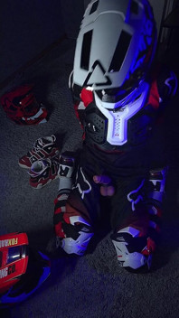 Motociclista com tesão brinca com seu pau