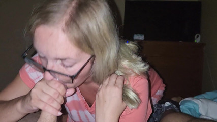 Mama_Foxx94: Camisola e óculos: Chupando ele até a conclusão!