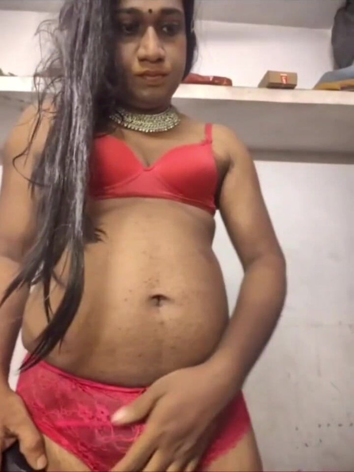 akhilzq: India travesti dispara su polla con tetas presionando
